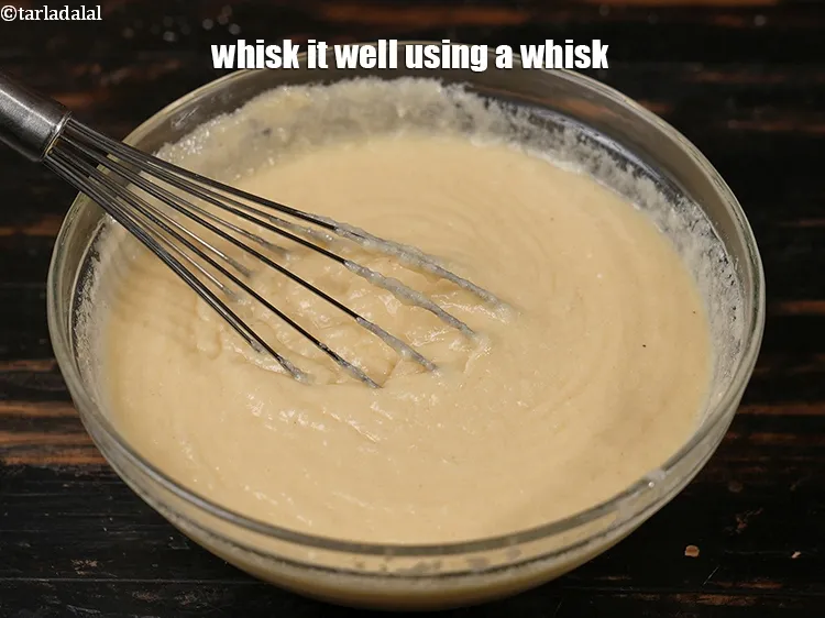 स्टेप 19 – एक व्हिस्क का उपयोग करके इसे अच्छी तरह से फेंटें।&nbsp;