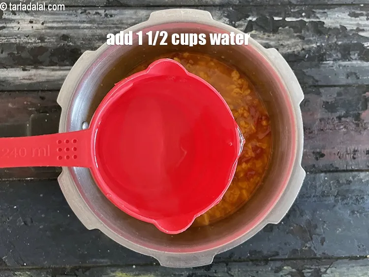स्टेप 21 – 1&frac12; कप पानी डालें।