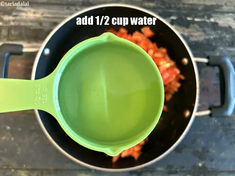 स्टेप 27 – &frac12; कप पानी&nbsp;डालें।