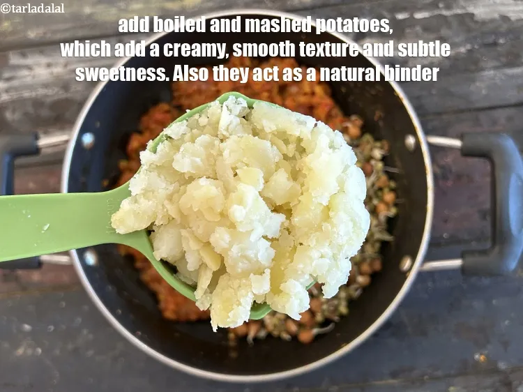 स्टेप 20 – १/२ कप&nbsp;<a href=""https://www.tarladalal.com/glossary-boiled-and-mashed-potatoes-hindi-1831i"">उबले , छिले और मसले हुए आलू</a>&nbsp; डालें&nbsp;&nbsp;। …