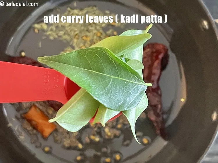 स्टेप 19 – ४ से ६&nbsp;<a href=""https://www.tarladalal.com/glossary-curry-leaves-kadi-patta-kadipatta-hindi-388i"">करी पत्ता (कड़ी पत्ता)</a>&nbsp;डालें।