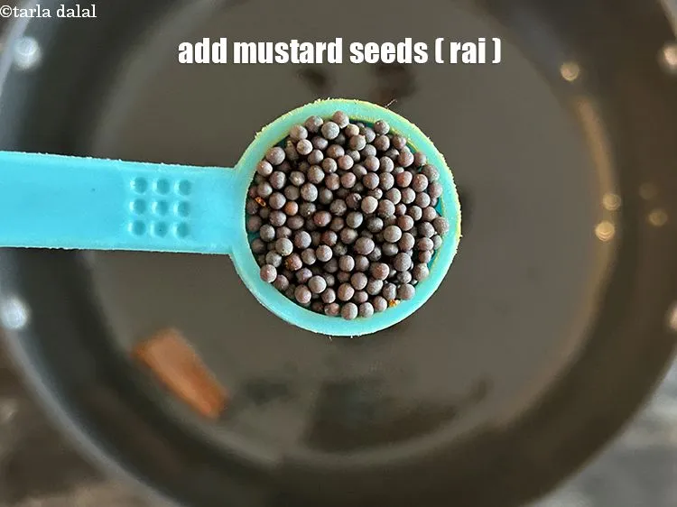 स्टेप 19 – १/२ टेबल-स्पून&nbsp;<a href=""https://www.tarladalal.com/glossary-mustard-seeds-sarson-rai-sarson-ke-beej-hindi-525i"">सरसों</a>&nbsp;<span style=""font-size:11pt""><span style=""font-family:Calibri,sans-serif""><span style=""background-color:white""><span style=""font-family:&quot;Nirmala UI&quot;,sans-serif""><span style=""color:black"">डालें।</span></span></span></span></span>