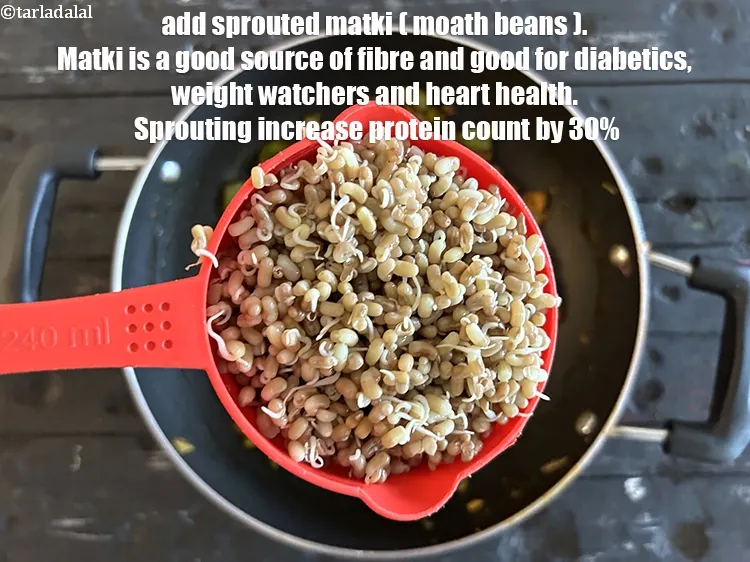 स्टेप 34 – १ कप&nbsp;<a href=""https://www.tarladalal.com/brinjal-rice-hindi-38447r"">उबली हुई अंकुरित मटकी (मोठ बीन्स)</a>&nbsp;डालें।&nbsp;<a href=""https://www.tarladalal.com/recipes-using-sprouted-matki-in-hindi-417"">अंकुरित मटकी</a>&nbsp;फाइबर …