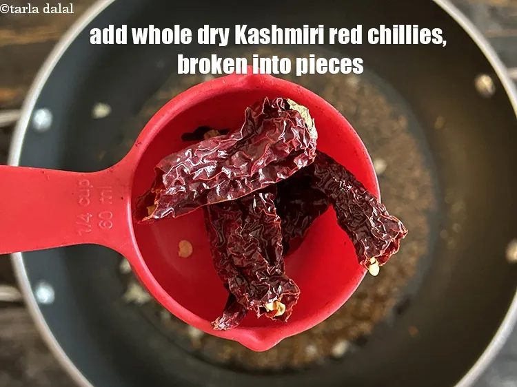 स्टेप 19 – २&nbsp;<a href=""https://www.tarladalal.com/glossary-whole-dry-kashmiri-red-chillies-kashmiri-mirch-kashmiri-lal-mirch-hindi-332i"">सूखी कश्मीरी लाल मिर्च</a>&nbsp;, टुकड़ों में टूटी हुई&nbsp;डालें।