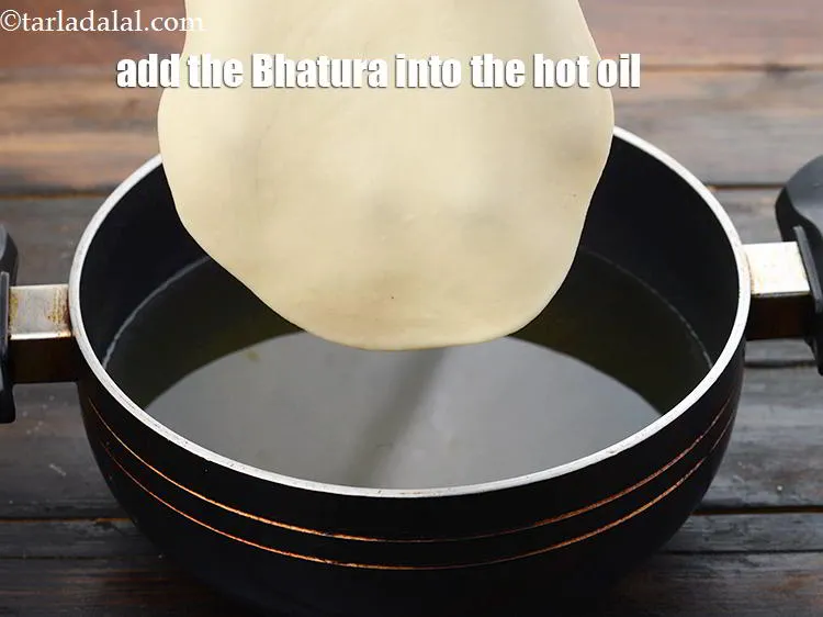 स्टेप 21 – एक कढ़ाई में तेल गरम करें। मध्यम आंच पर गरम …