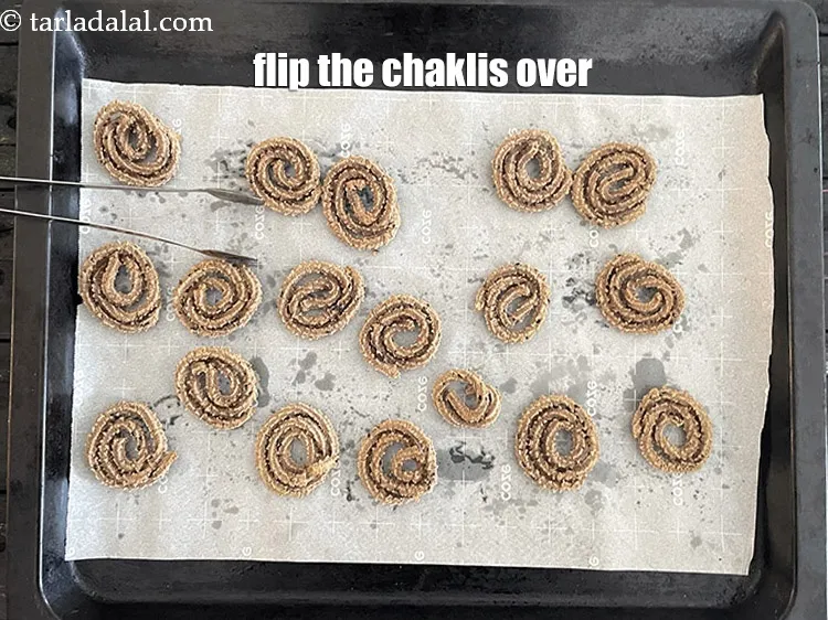 स्टेप 19 – चकली को चिमटे से या अपनी उंगलियों से सावधानी से …