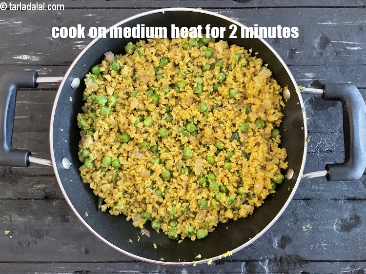 स्टेप 24 – बीच-बीच में हिलाते हुए मध्यम आंच पर 2 मिनट तक …