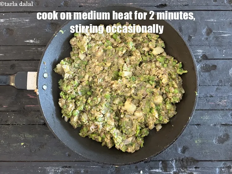 स्टेप 21 – बीच-बीच में हिलाते हुए मध्यम आंच पर 2 मिनट तक …