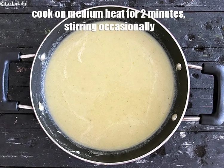 स्टेप 21 – बीच-बीच में हिलाते हुए&nbsp;मध्यम आंच पर&nbsp;<strong>2 मिनट तक पकाएं।</strong>