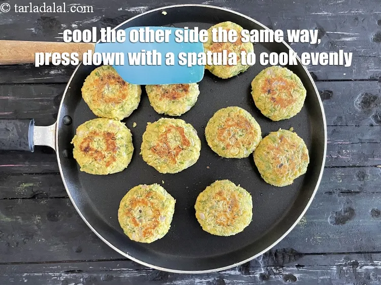 स्टेप 24 – दूसरी तरफ भी इसी तरह पकाएं। वड़ों को समान रूप …