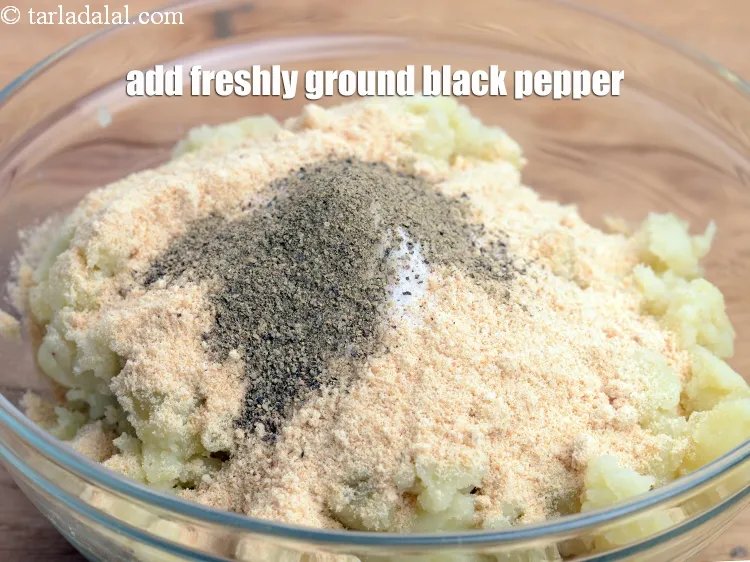 स्टेप 21 – १/२ टी-स्पून&nbsp;<a href=""https://www.tarladalal.com/glossary-freshly-ground-black-pepper-kalimirch-powder-kali-mirch-ka-powder-hindi-567i"">ताज़ी पिसी हुई काली मिर्च</a>&nbsp;डालें।