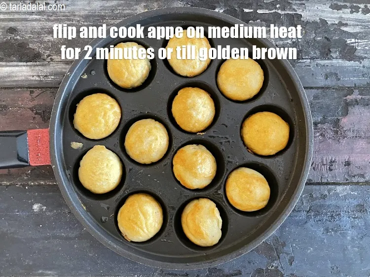 स्टेप 25 – मध्यम आंच पर दोनों तरफ से पलट कर 2 मिनट …