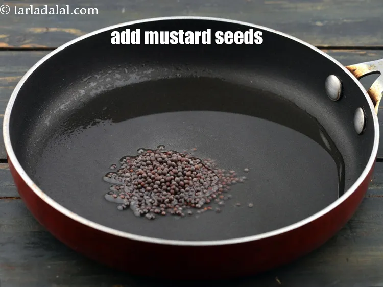स्टेप 20 – १ टी-स्पून&nbsp;<a href=""https://www.tarladalal.com/glossary-mustard-seeds-sarson-rai-sarson-ke-beej-hindi-525i"">सरसों</a>&nbsp;डालें।
