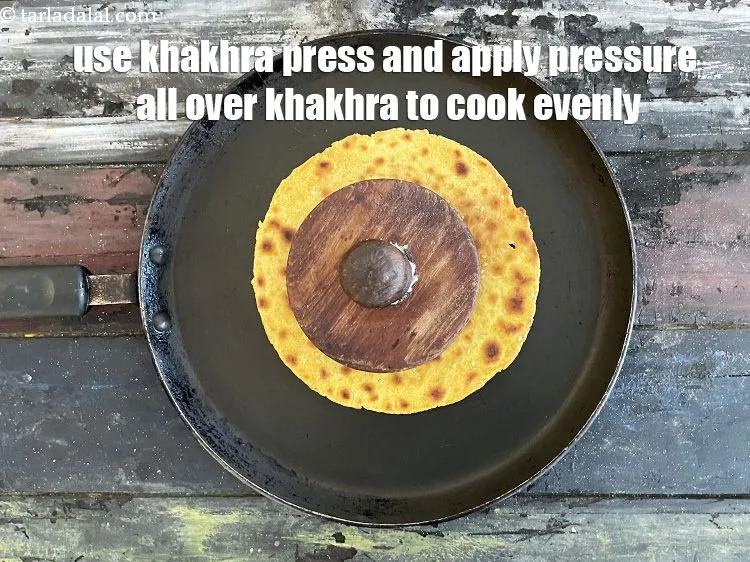 स्टेप 21 – खाखरा के किनारों को खाखरा प्रेस से दबाव देकर पकाना …