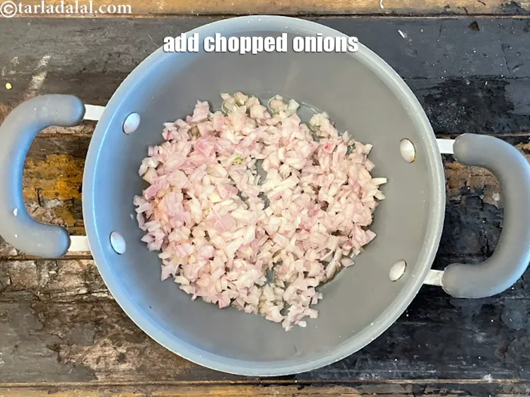 स्टेप 19 – १ कप बारीक <a href=""https://www.tarladalal.com/glossary-chopped-onions-hindi-722i"">कटा हुआ प्याज</a> डालें।