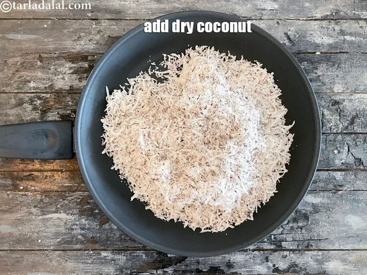 स्टेप 21 – २ कप कसा हुआ सूखा नारियल डालें।