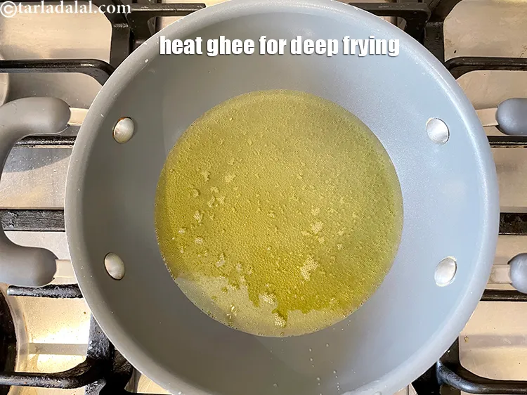 स्टेप 51 – एक गहरी नॉन-स्टिक कढ़ाई में तलने के लिए घी गरम …
