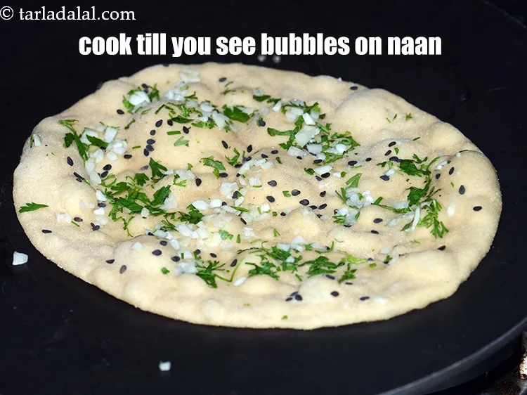 स्टेप 20 – मध्यम आंच पर तब तक पकाएं जब तक नान पर …