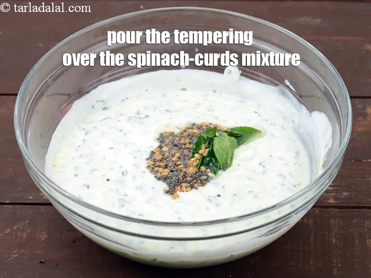 स्टेप 19 – तड़के को पालक-दही के मिश्रण के ऊपर डालें।