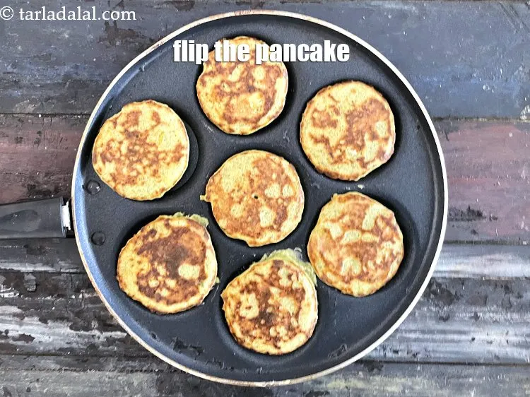 Step 26 – <meta charset="UTF-8" />Turn over the pancakes with the help of a spatula. Makes it easier …