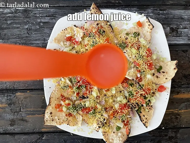 स्टेप 19 – हर खिचिया पापड़ में&nbsp;1/2 चम्मच&nbsp;&nbsp;<a href=""https://www.tarladalal.com/glossary-lemon-juice-numbi-ka-ras-nimbu-ka-juice-hindi-471i"">नींबू का रस</a>&nbsp;डालें।