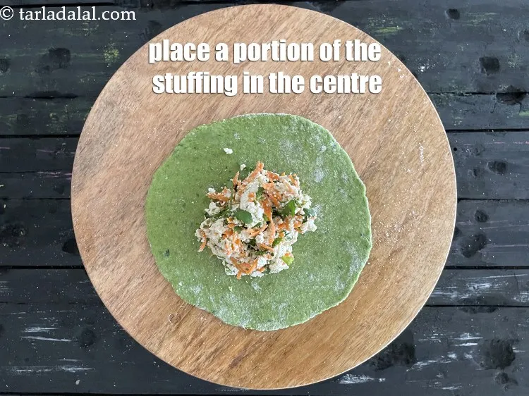 स्टेप 19 – स्टफिंग के एक भाग को गोले के बीच में रखें।