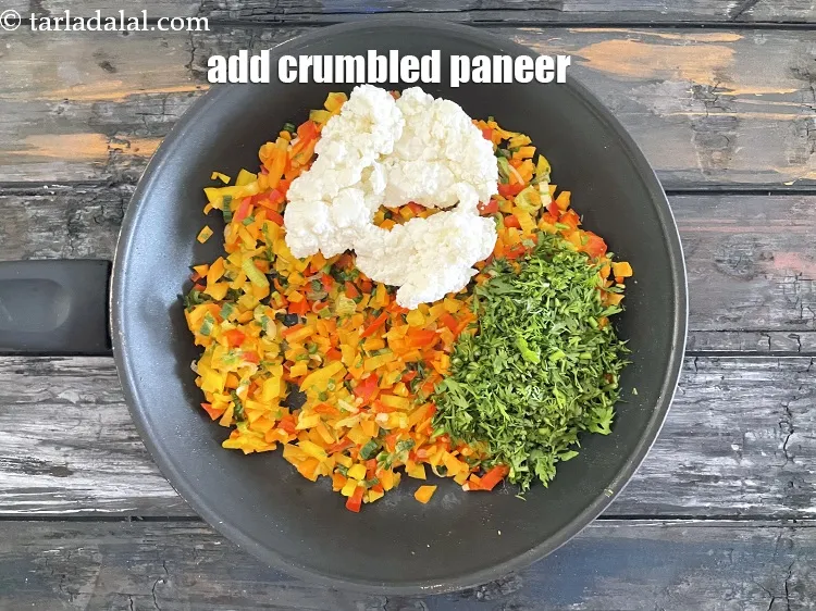 स्टेप 21 – १/२ कप&nbsp;<a href=""https://www.tarladalal.com/glossary-crumbled-low-fat-paneer-hindi-1117i"">क्रम्बल किया हुआ कम वसा वाला पनीर</a>&nbsp;मिलाएं&nbsp;&nbsp;।