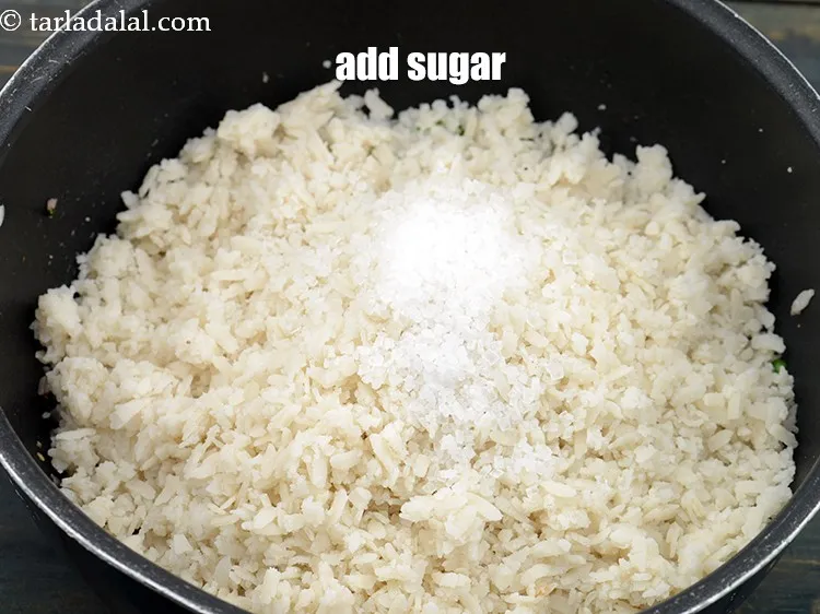 स्टेप 19 – २ टीस्पून <a href=""https://www.tarladalal.com/glossary-sugar-chini-shakkar-hindi-278i"">शक्कर</a> डालें।