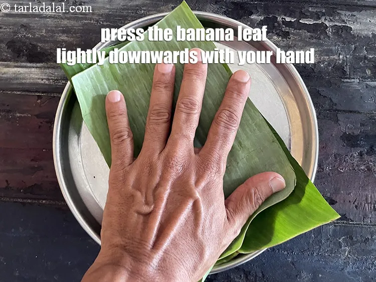 स्टेप 22 – केले के पत्ते को हल्के हाथों से नीचे की ओर …