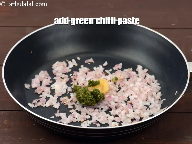 Step 21 – Add 1&frac12; tsp <a href="https://www.tarladalal.com/glossary-green-chilli-paste-hari-mirch-ki-paste-mirchi-paste-333i">green chilli paste</a>.