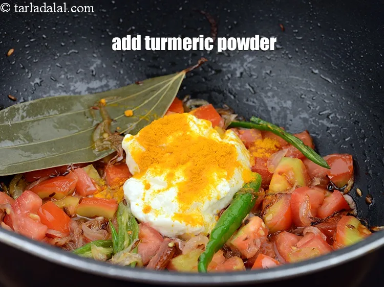 स्टेप 19 – १/४ टी-स्पून&nbsp;<a href=""https://www.tarladalal.com/glossary-turmeric-powder-haldi-hindi-645i"">हल्दी पाउडर</a>&nbsp;डालें&nbsp;।