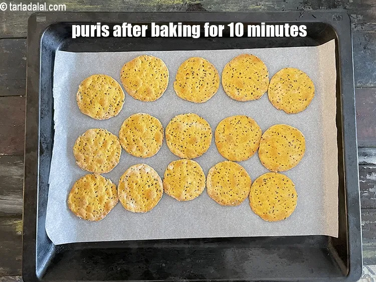 स्टेप 19 – 10 मिनट तक बेक करने के बाद पूरियां.