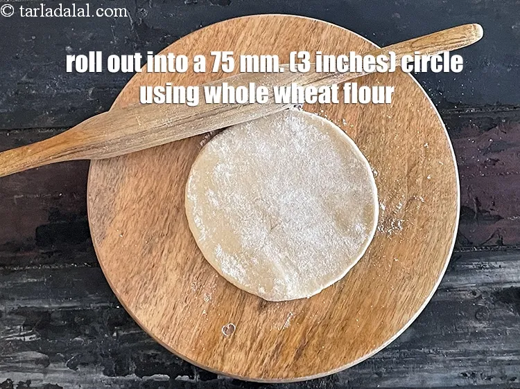 स्टेप 19 – आटे के एक भाग को थोड़े से गेहूं के आटे …