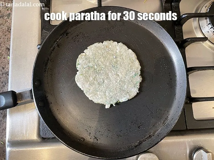 स्टेप 21 – परांठे को मध्यम आंच पर 30 सेकेंड तक पकाएं।