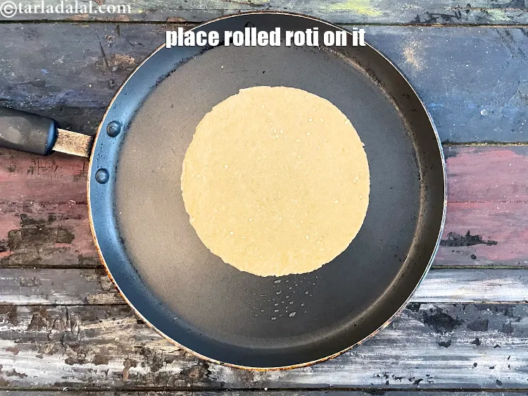स्टेप 20 – इसके ऊपर बेली हुई रोटी रखें।