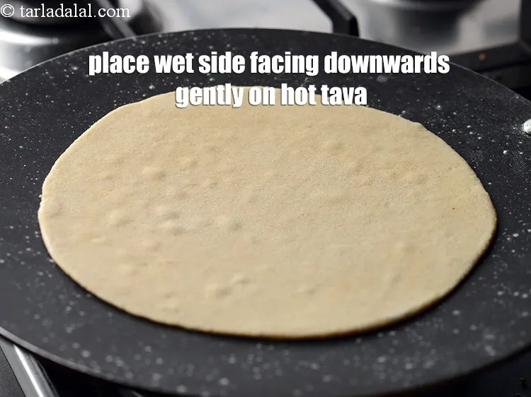 स्टेप 19 – गरम तवे पर गीले हिस्से को नीचे की ओर धीरे …