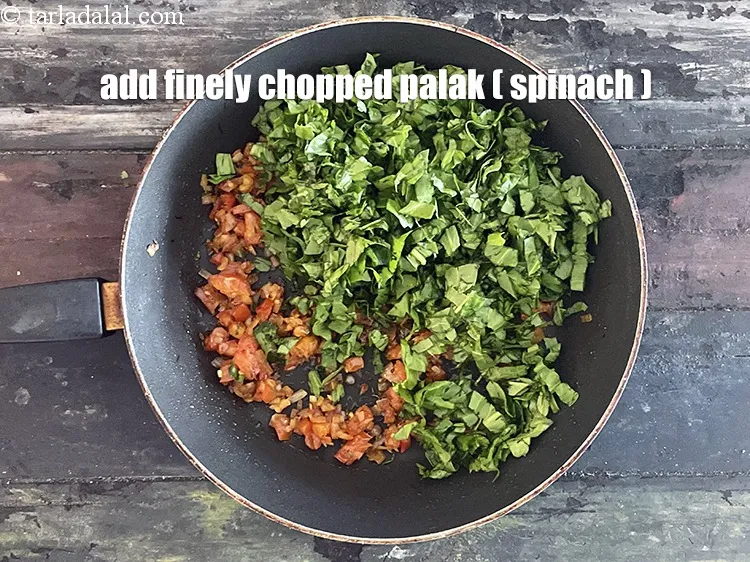 स्टेप 25 – १ कप&nbsp;बारीक&nbsp;<a href=""https://www.tarladalal.com/glossary-urad-dal-split-black-lentil-hindi-941i"">कटी हुई पालक</a>&nbsp;डालें।