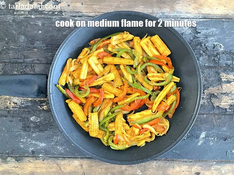 स्टेप 19 – मध्यम आंच पर २ मिनट के लिए बीच-बीच में हिलाते …