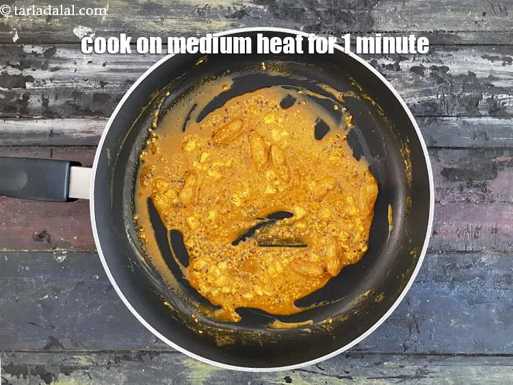 स्टेप 18 – मध्यम आंच पर 1 मिनट तक पकाएं।