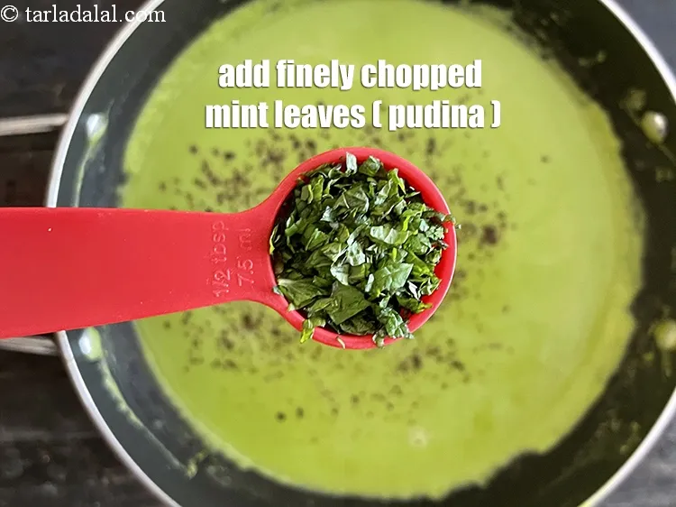 स्टेप 21 – १ टेबल-स्पून&nbsp;बारीक&nbsp;<a href=""https://www.tarladalal.com/glossary-chopped-mint-hindi-788i"">कटी हुई पुदीना की पत्तियां (फुदीना)</a>&nbsp;डालें।