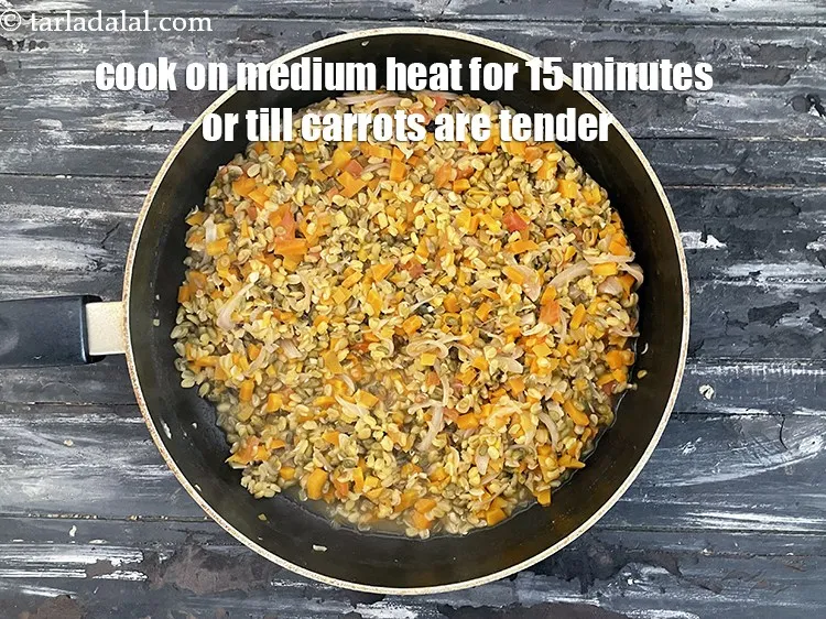 स्टेप 19 – मध्यम आंच पर 15 मिनट पकाए गाजर के नरम होने …