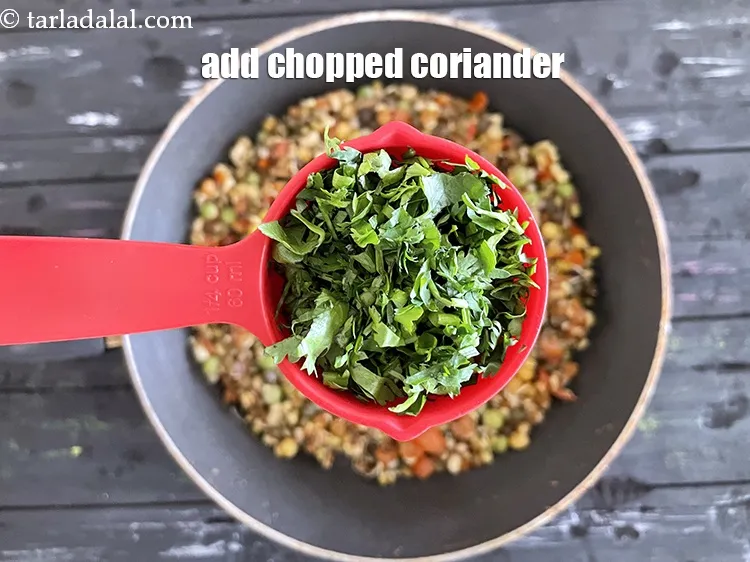 स्टेप 26 – हरा धनिया डालें।