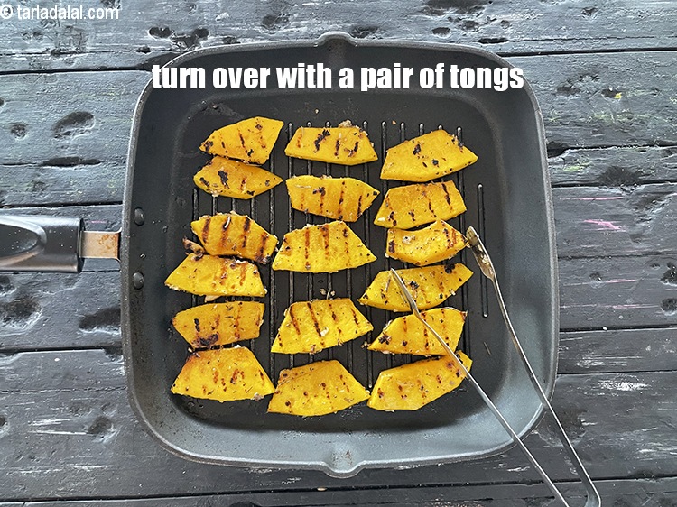 स्टेप 19 – चिमटे की सहायता से पलटें।