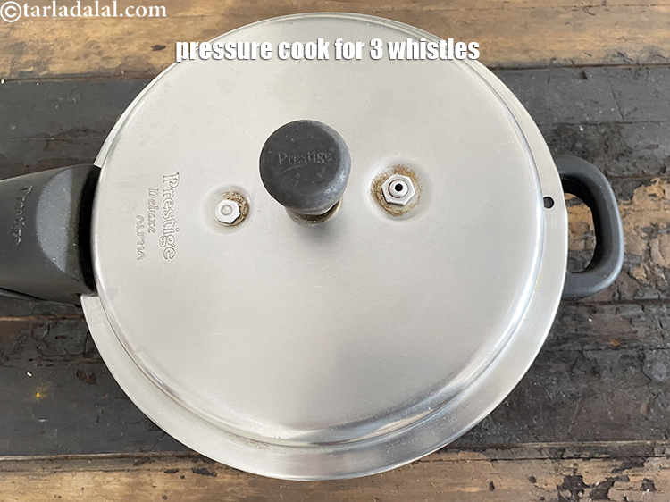 स्टेप 32 – 3 सीटी आने तक प्रेशर कुक करें।&nbsp;ढक्कन खोलने से पहले …