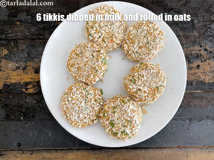 स्टेप 31 – आपकी 6 ओट टिक्की पकाने के लिए तैयार हैं।