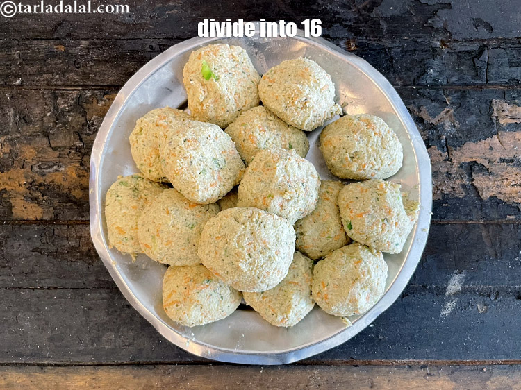 स्टेप 21 – अच्छी तरह मिलाएं। मिश्रण को १६ बराबर भागों में बाँट …