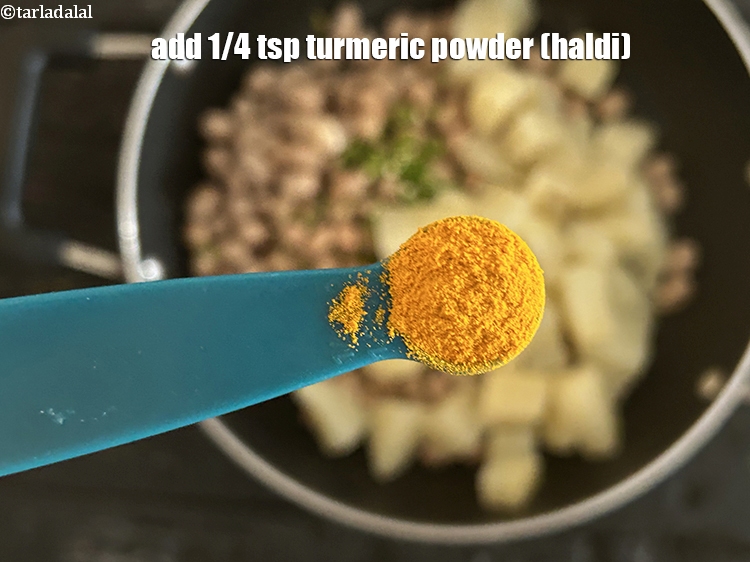 स्टेप 20 – १/४ टी-स्पून&nbsp;<a href=""https://www.tarladalal.com/glossary-turmeric-powder-haldi-hindi-645i"">हल्दी पाउडर</a>&nbsp;डालें।