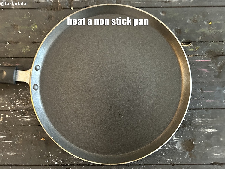 स्टेप 23 – एक नॉन स्टिक पैन गरम करें।