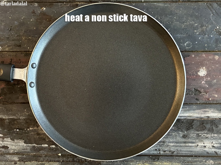 स्टेप 20 – एक नॉन-स्टिक तवा गरम करें।
