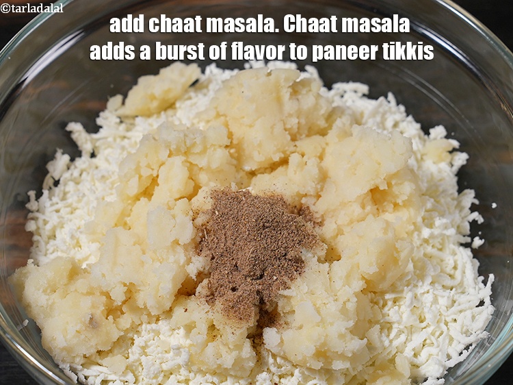 स्टेप 20 – 1 छोटा चम्मच चाट मसाला डालें। चाट मसाला पनीर टिक्की …